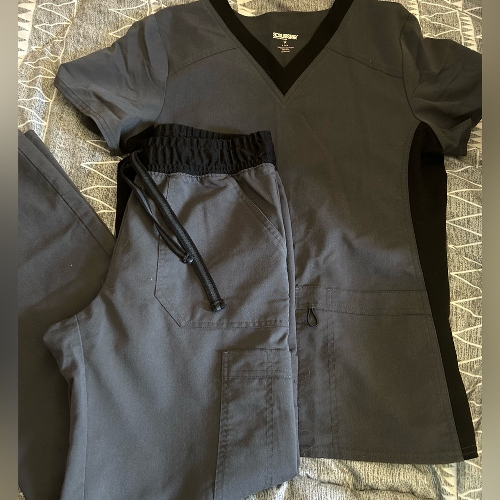 Scrub set